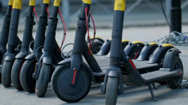 Scooter hyr parkering med 5g gratis wifi. City tillgängliga e-board sparkcyklar. — Stockvideo