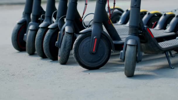 Alquiler de motos de estacionamiento con wifi gratis en la ciudad. Pasajeros urbanos eco kick scooter. — Vídeos de Stock