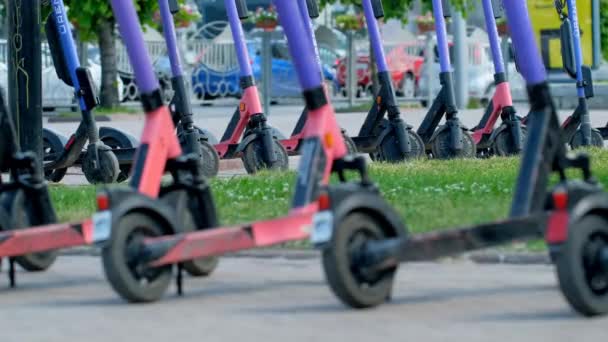 Scooter aparcamiento de alquiler con 5g wifi gratuito. Ciudad disponible e-board kick scooters. — Vídeos de Stock