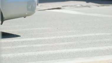 Trafiğin yoğun olduğu saatlerde arabaları hızlı sürüyorlar. Döndürme lastikleri yakın çekim.