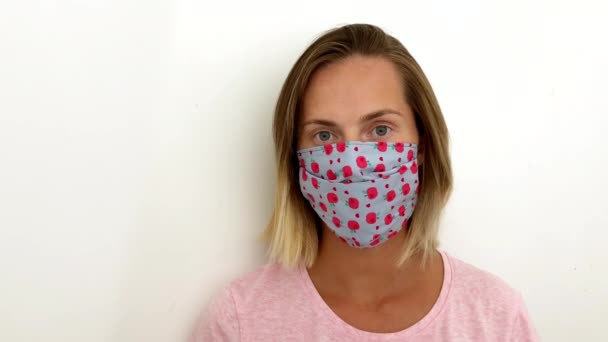 A lány maszkot visel, védett koronavírus. Maszkos nő néz kamera kovid 19. — Stock videók