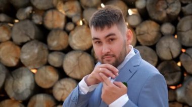 Yakışıklı damat portresi elinde gümüş alyans gösteriyor. Erkek mücevher, yeni evliler..