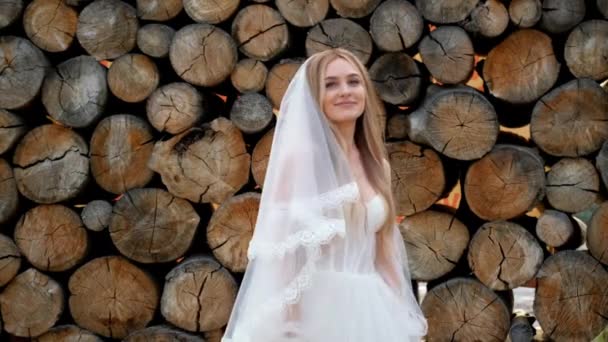 Vacker brud virvlande i bröllopsklänning. Rotera dans äktenskap lycklig kvinna. — Stockvideo