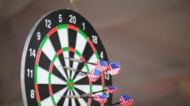 Dart spor oyununda tam isabet. Dart tahtası hedef oyuncusu dartları.