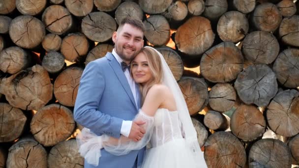 Hermosa novia y novio con sonrisa mirando a la cámara. Boda pareja disfrutar. — Vídeos de Stock