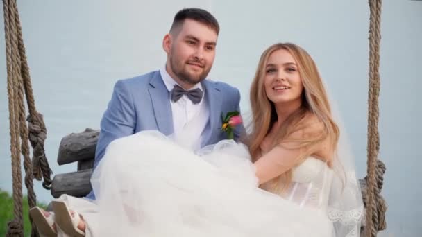 Compromiso novia y novio con cara de sonrisa mirar a la cámara. Pareja feliz boda. — Vídeos de Stock