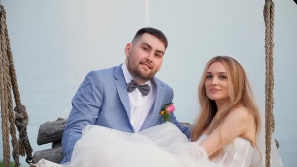 Pareja novia y novio sonrisa feliz en la ceremonia de la boda. Recién casados alegría juntos. — Vídeos de Stock