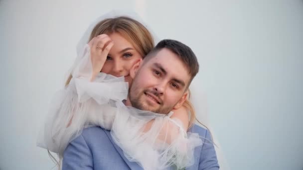 Compromiso novia y novio con cara de sonrisa mirar a la cámara. Pareja feliz boda. — Vídeos de Stock