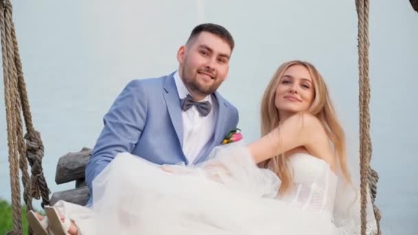 Pareja novia y novio sonrisa feliz en la ceremonia de la boda. Recién casados alegría juntos. — Vídeos de Stock