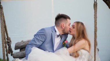 Düğün çifti gelin ve damat tutkulu bir şekilde öpüşürler. Flört eden yeni evliler..