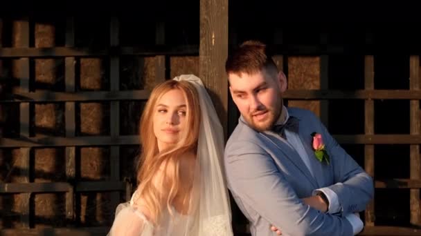 아름다운 신부와 신랑은 웃으면서 카메라를 쳐다 봅니다. 결혼식을 즐기는 부부. — 비디오