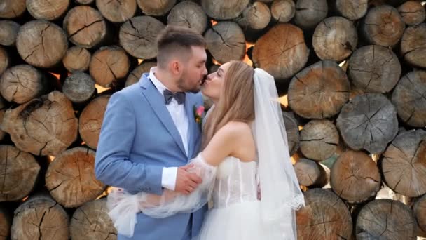 Hermosa novia y novio sensual besos en la ceremonia de la boda. Un par de recién casados. — Vídeos de Stock