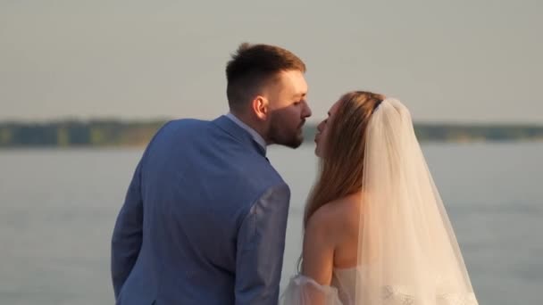 Hermosa novia y novio sensual besos en la ceremonia de la boda. Un par de recién casados. — Vídeos de Stock