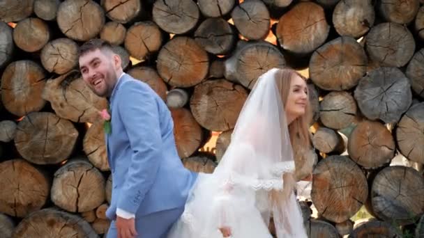 Engraçado dançar recém-casados noiva e noivo com rosto sorriso feliz no casamento de energia. — Vídeo de Stock