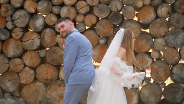 Bröllop par roliga dencers brud och brudgum. Galna nygifta pigg dans. — Stockvideo