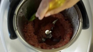 Blender 'da taze çilekli dondurma. Organik lezzetli yemekleri karıştırıyorum..