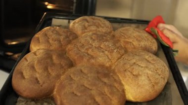 Taze pişmiş ekmek aşçısı. Doğal mayadan yapılan ev yapımı lezzetli yemekler..