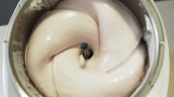 Fresa de helado fresco en primer plano licuadora. Mezcla de alimentos orgánicos deliciosos. — Vídeo de stock