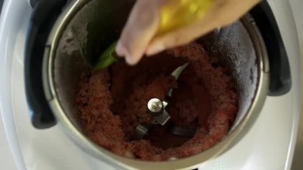 Świeże lody truskawkowe w zbliżeniu blendera. Mieszanie organicznych pysznych potraw. — Wideo stockowe