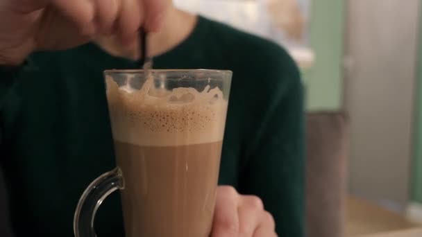 Femme rousse plaisir à boire du café chaud journée froide. Fille profiter expresso chaud. — Video