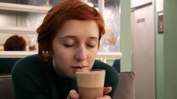 Kvinna rött hår njutning dricka varmt kaffe kall dag. Flicka njuta av varm espresso. — Stockvideo