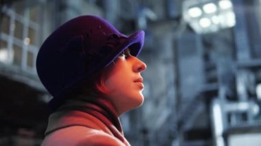 Şapkalı modern kadın arka plan yıldızı neon ışıklı gece şehrine bakıyor..