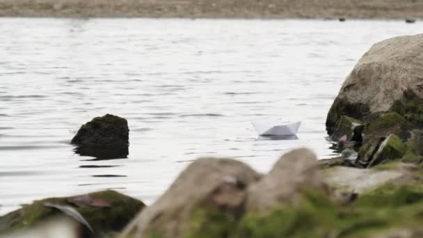 Оригами бумажная лодка плавающая вода в спокойном море. Флотилия творческого корабля ручной работы. — стоковое видео