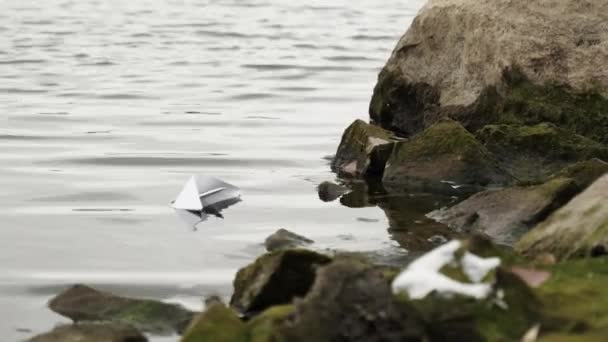 Origami Papierboot schwimmt Wasser in ruhigem See. Drifts kreative Schiffsreise. — Stockvideo