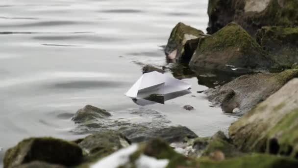 Origami barca di carta nuotare acqua fiume calmo. Flottiglia creativi onde nave si è schiantato. — Video Stock