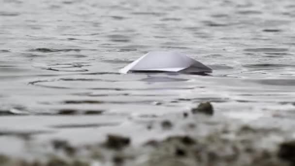 Origami barco de papel nadar agua en el mar tranquilo. Flotilla creativa nave hecha a mano. — Vídeos de Stock