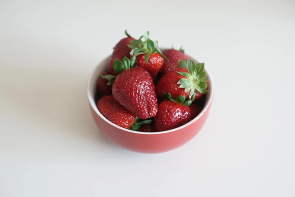 Morangos em copo vermelho na mesa — Fotografia de Stock