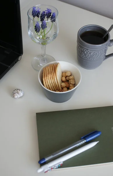 Nüsse und Cookies am Arbeitsplatz — Stockfoto