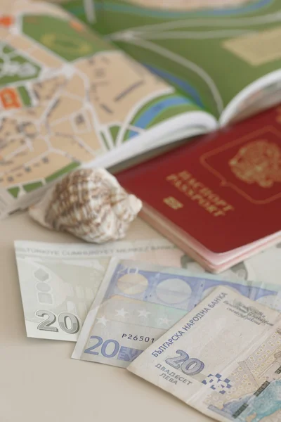 Passaporte russo e moeda de vários países — Fotografia de Stock