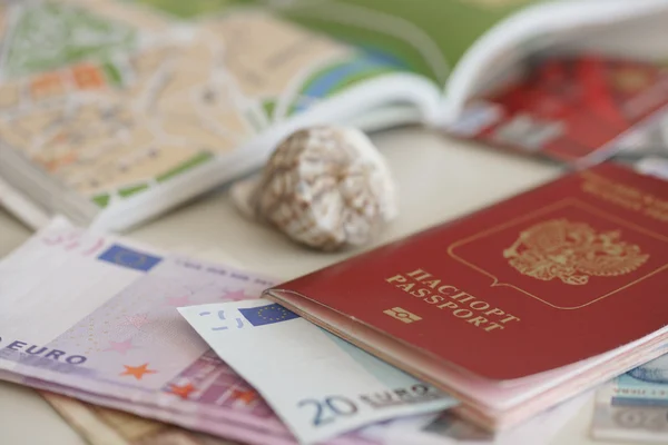 Ρωσικό διαβατήριο και τραπεζογραμμάτια ευρώ — Φωτογραφία Αρχείου