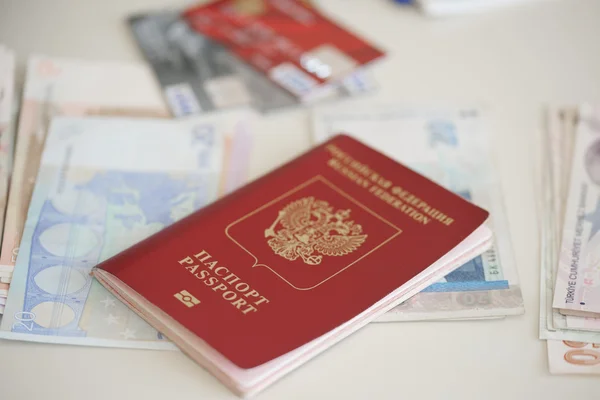 Passaporte russo e notas de euro — Fotografia de Stock
