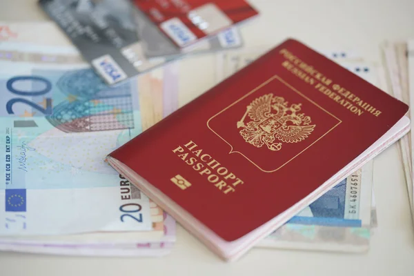 Passaporte russo e notas de euro — Fotografia de Stock