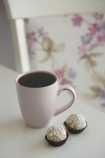 Drink in a pink circle and a small dessert — Stock Photo, Image