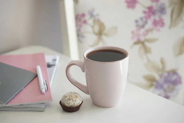 Drink in a pink circle and a small dessert — Stock Photo, Image