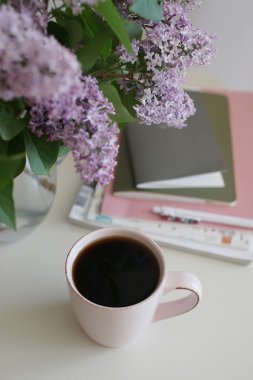 Pembe fincan kahve masada