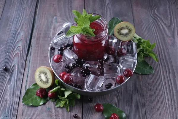 Холодные напитки с замороженными ягодами — стоковое фото