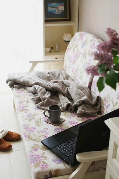 Working from home on the couch — Stock Photo, Image