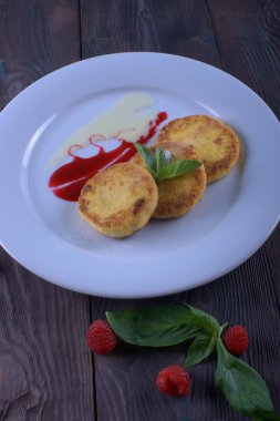 Peynirli kekler masanın üstünde.