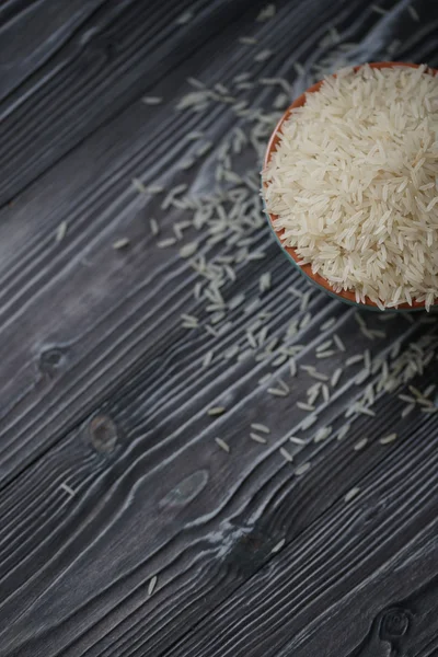 Белый рис в бирюзовой чашке на деревянном фоне — стоковое фото