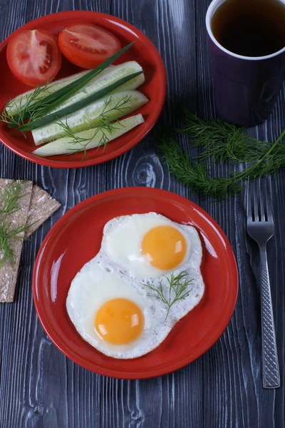 Café da manhã com ovo na mesa de madeira — Fotografia de Stock