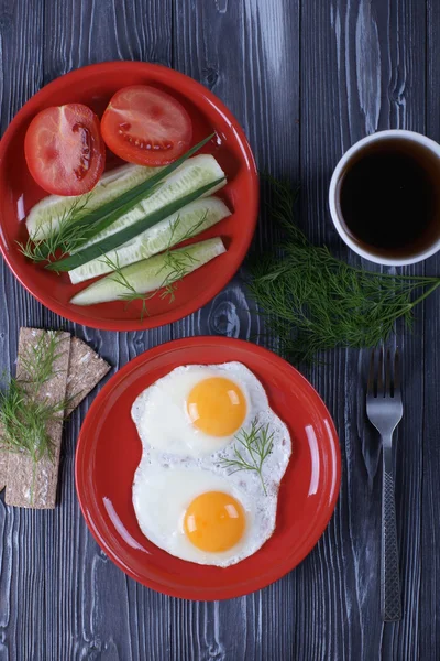 Śniadanie z jajkiem na drewnianym stole — Zdjęcie stockowe