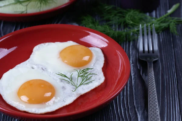 Frühstück mit Ei auf Holztisch — Stockfoto