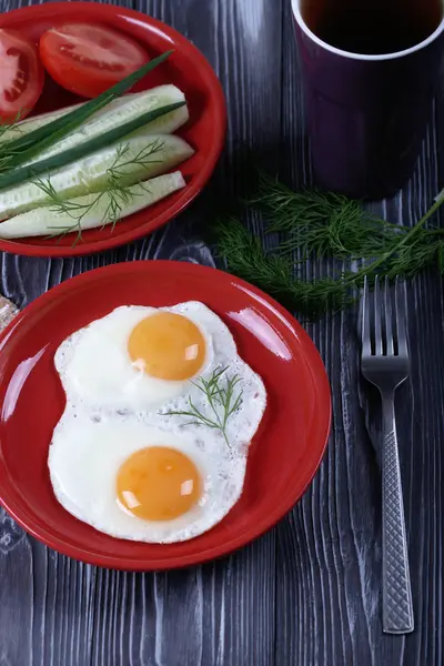 나무 테이블에 계란으로 아침 식사 — 스톡 사진