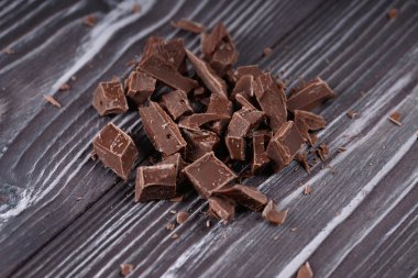 ahşap arka plan üzerinde ezilmiş çikolata