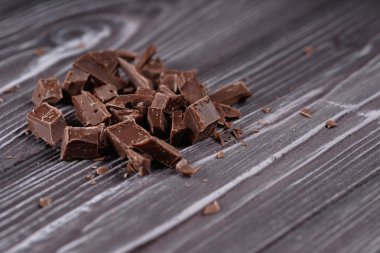 ahşap arka plan üzerinde ezilmiş çikolata