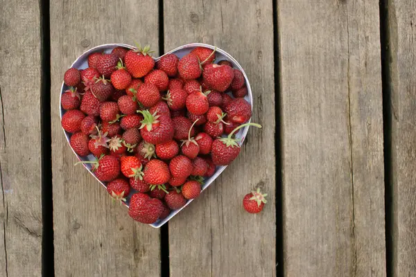 Caja en forma de corazón lleno de fresas maduras — Foto de Stock